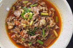 萍乡小炒肉:红油裹肉片,辣香拌饭三碗不够