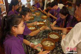 华裔青少年在沪体验“舌尖上的非遗” 了解古代教育制度