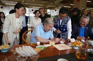 东西问·知味东方丨联合国秘书长手作的云南下关沱茶，藏着什么样的“中国味”？
