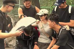 泰山陪爬还是陪“睡”？牵手加钱公主抱另算，这山爬得太暧昧！