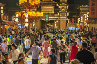 白天登雄关，夜晚游三国！大蜀道不夜城多元业态留住四方游客