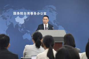 国台办回应“解放军1架直升机伴随无人机跨越‘台海中线’”：正当合法，天经地义