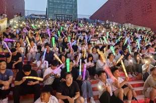 不搭舞台不围栏,新疆“没有屋顶的音乐会”成游客新宠