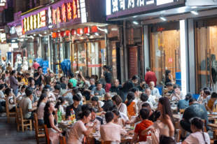夏日寻味记｜泛舟河上吃烤鱼，你体验过吗？