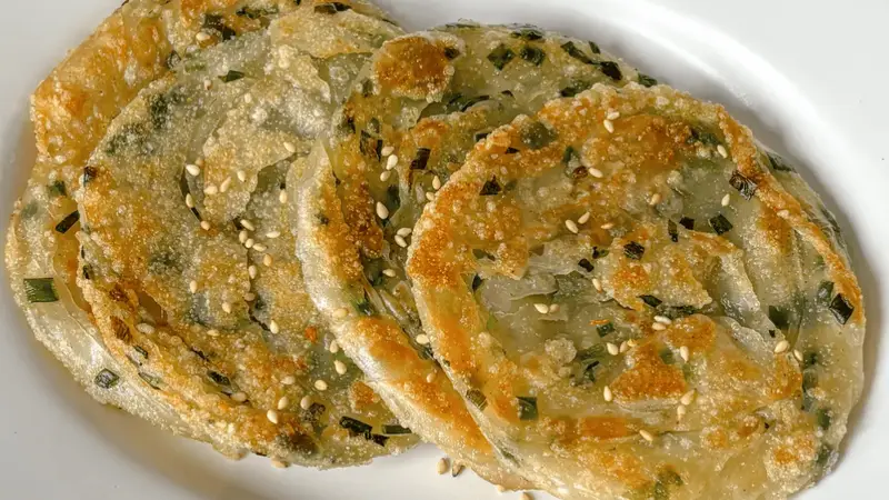 饺子皮葱油饼:酥脆与葱香交织的家常巧思,一口里的生活治愈力
