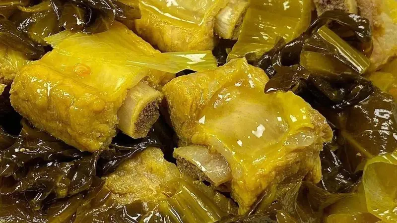 再挑食的人面对这碗酸菜炖排骨也直咽口水，酸爽解腻又开胃，香啊