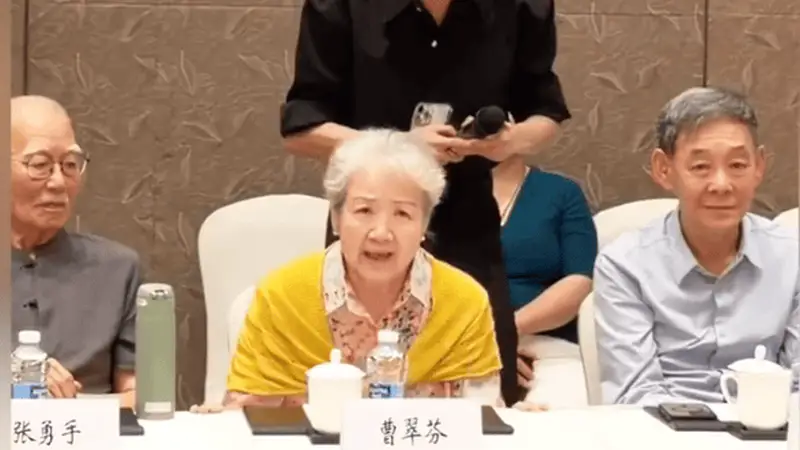 82岁演员曹翠芬哽咽致谢同事 曾在《知否》中饰演赵丽颖祖母