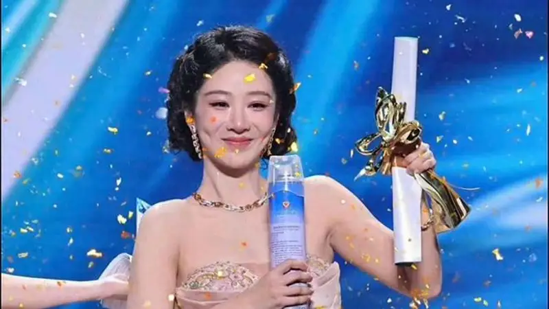 杨紫白玉兰封后,群星祝贺,张一山沉默,22年国民兄妹真闹掰了?