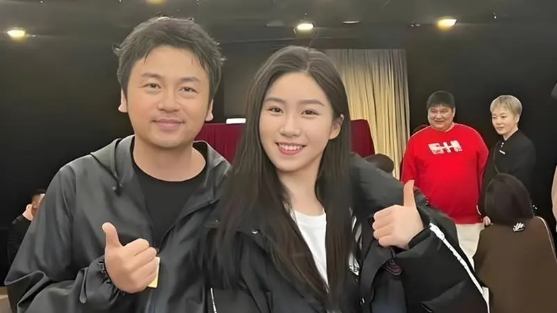 42岁雷佳音近况曝光!娶同学翟煦飞生下一女,婚姻幸福成宠妻狂魔
