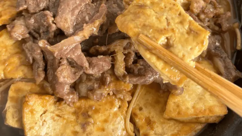 沙茶牛肉豆腐煲：一锅炖出家的味道，鲜香入味暖人心