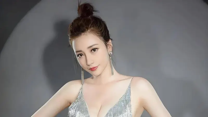 45岁柳岩罕见晒出最新写真，不愧是“性感女神”依然太吸引人
