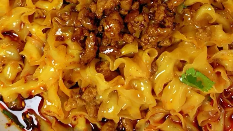 肉末刀削面，一碗酱香浓郁，专治所有没胃口