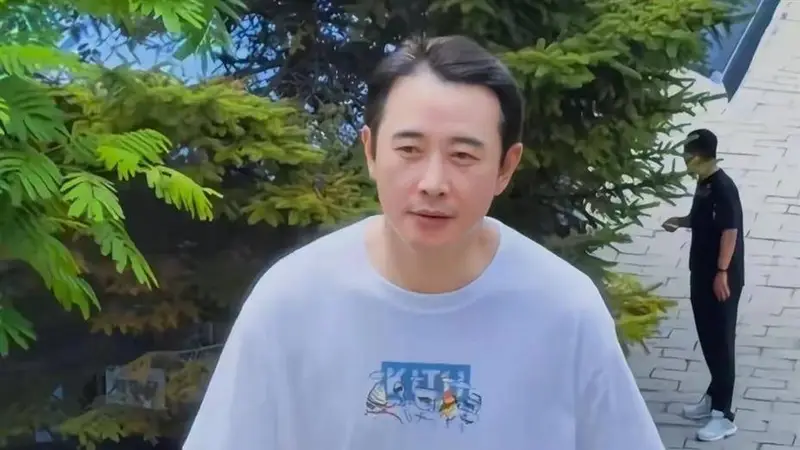 44岁罗晋大孤山被偶遇：发际线后移爬野山，丧父7个月后婚变谣言碎得彻底