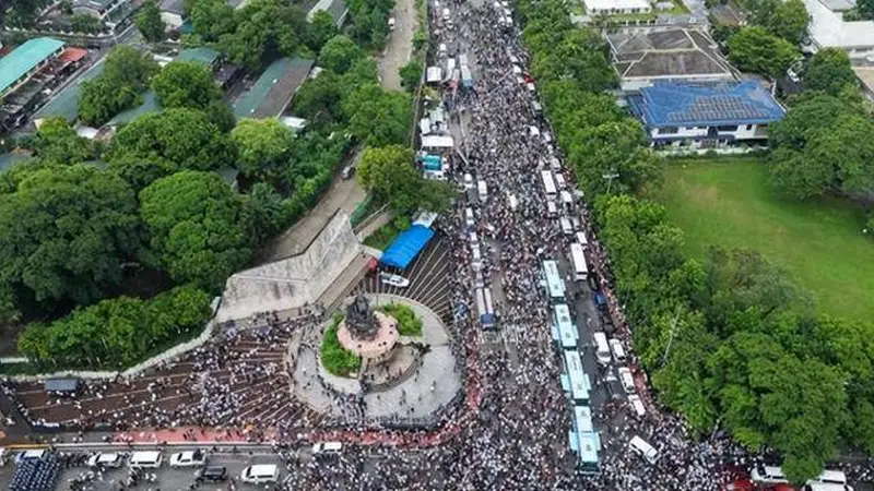 遭1.3万人围堵，马科斯拉美国撑腰！解放军轰-6K挂弹锁死黄岩岛