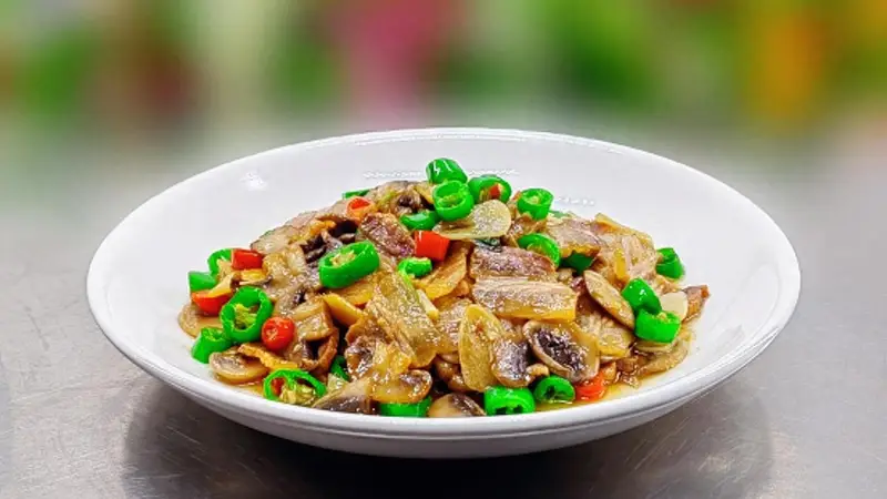 腊肉搭口蘑,3步炒出神仙味!汤汁浓稠鲜香,拌饭能吃三碗