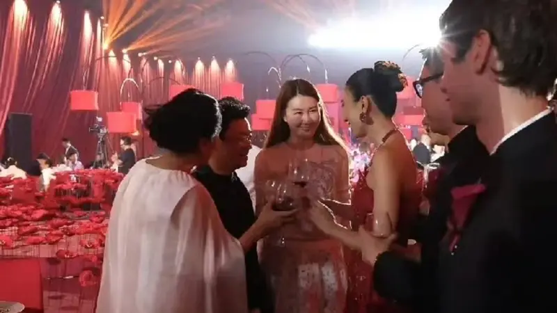 王宝强携女友冯清现身婚礼，大方与众人寒暄，交往8年不领证