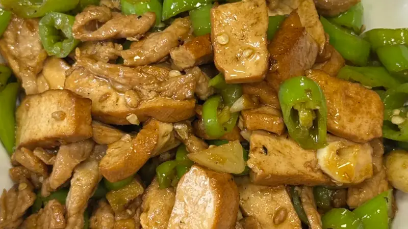 青椒炒豆干,口感质朴,简单炒制就是下饭小菜