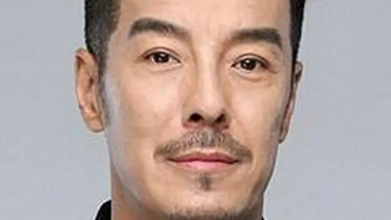 父亲是央视领导,他却偏不当关系户,娶二婚妻子,46岁才走红