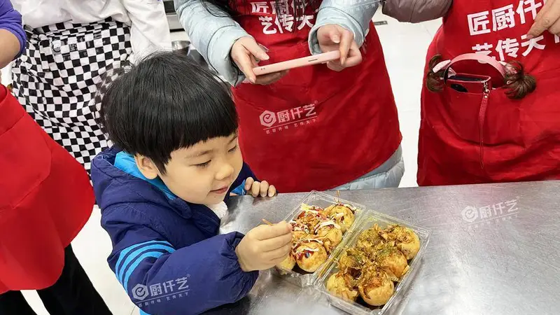 章鱼小丸子哪里学?学章鱼小丸子推荐厨仟艺,深耕餐饮18年,收费透明不被坑!