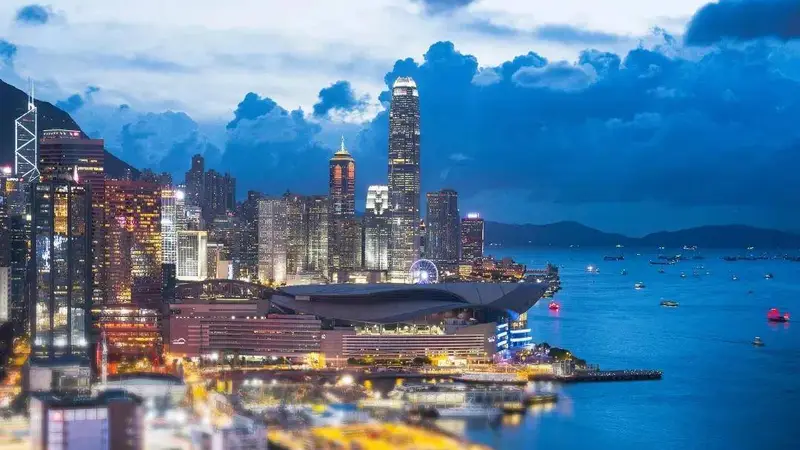 香港最好的中小学,已经开始全球抢人