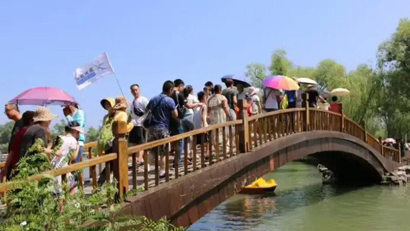 暑期避暑经济持续火爆 多样凉资源激活文旅消费新热潮