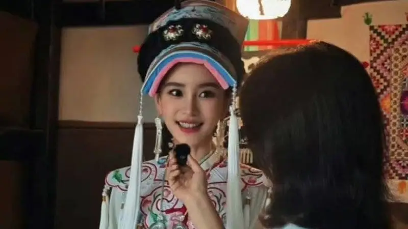Baby穿羌族服饰精致美丽 与工作人员合照暖心比耶