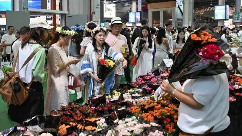云南斗南花市暑期人气旺：市场内热闹非凡