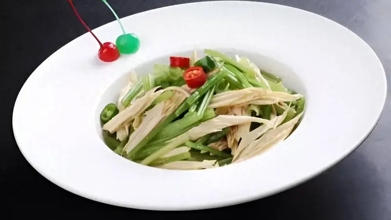 西芹别炒肉了,搭配它炒一锅,微辣咸香,连吃三天都不腻