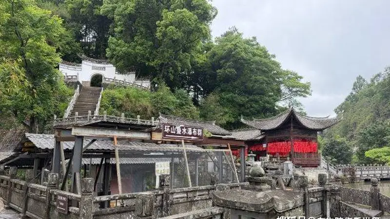 叠水河瀑布，全国唯一的城市火山堰塞瀑布，也是腾冲十二景之一的“龙洞垂帘”。