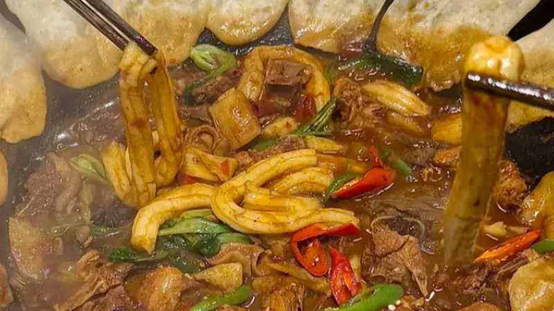 淮北农家地锅鸡，土鸡慢炖锅边贴饼一饼双味