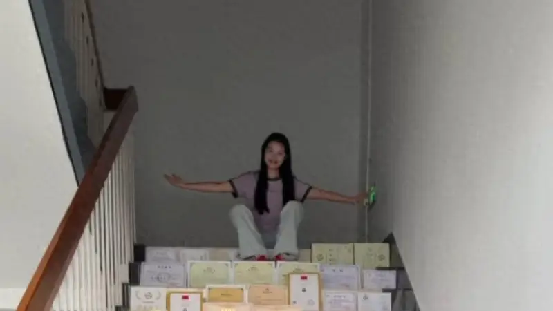 女生硕士研究生毕业，与近百张证书合影，当事人：本硕期间获得奖学金等共计五六万