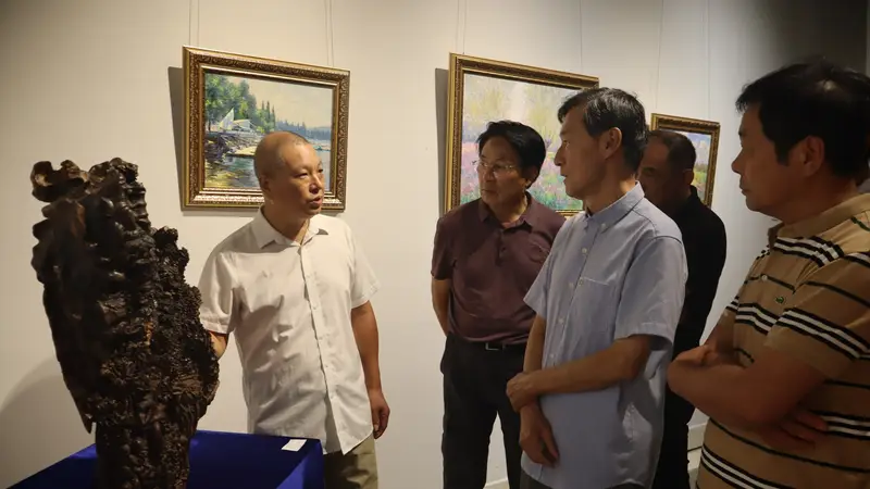 “大江大海艺术展”在海南大学开幕