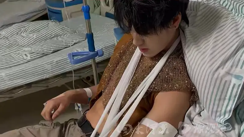 一景区NPC称与游客互动时被掰断手臂：对方主动提出掰手腕，事后又遭对方拉黑，已报警