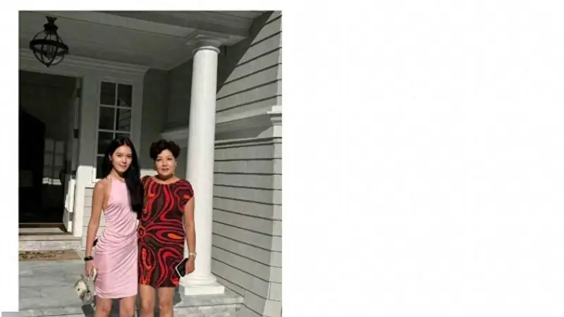 李咏遗孀哈文晒与女儿合影,法图麦又高又漂亮,已走出丧亲之痛
