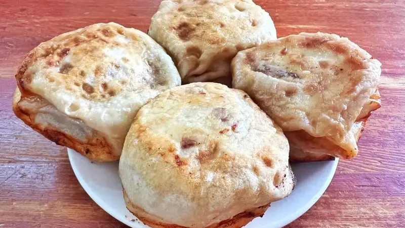 扎根东城胡同三十五载,这枚门钉肉饼,一口爆汁锁住老北京烟火