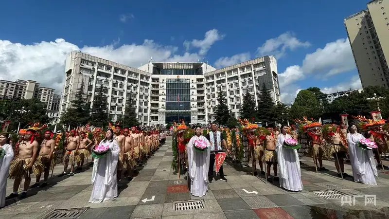 氛围感拉满!贵州平塘水龙节开泼 万人共享“吉祥水”