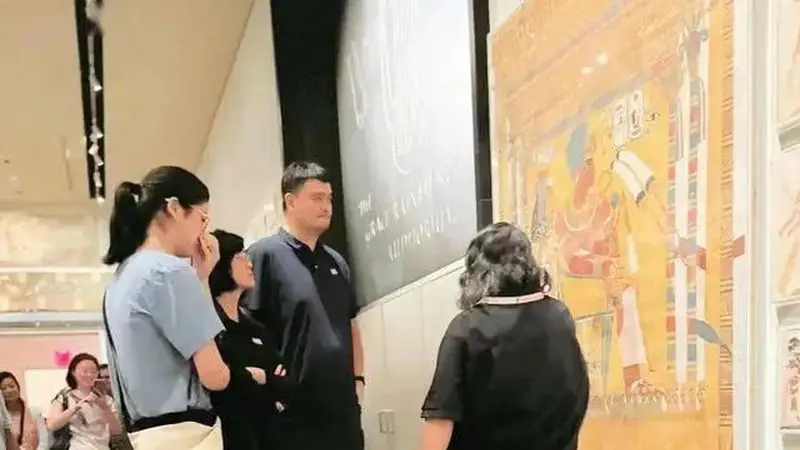 姚明16岁女儿近照曝光,身高竟超父亲肩膀,体重近200斤