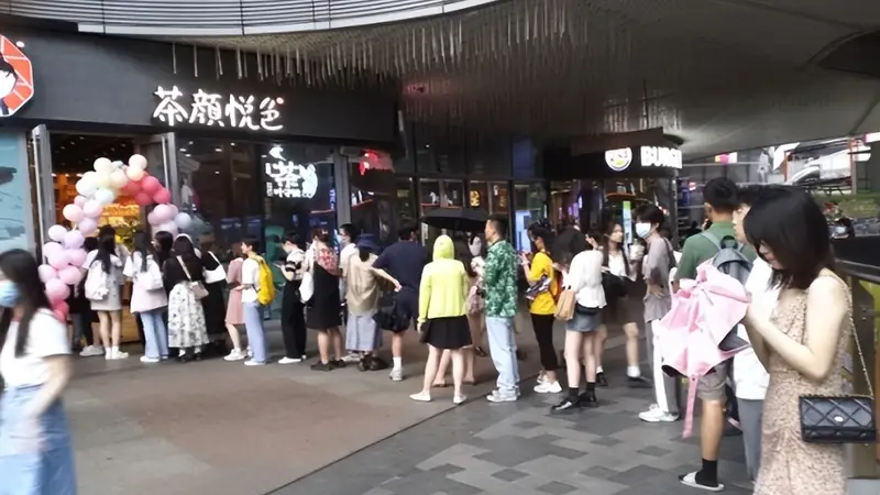 新鲜零食成商场排队新宠,客流判断稍有偏差就侵蚀利润