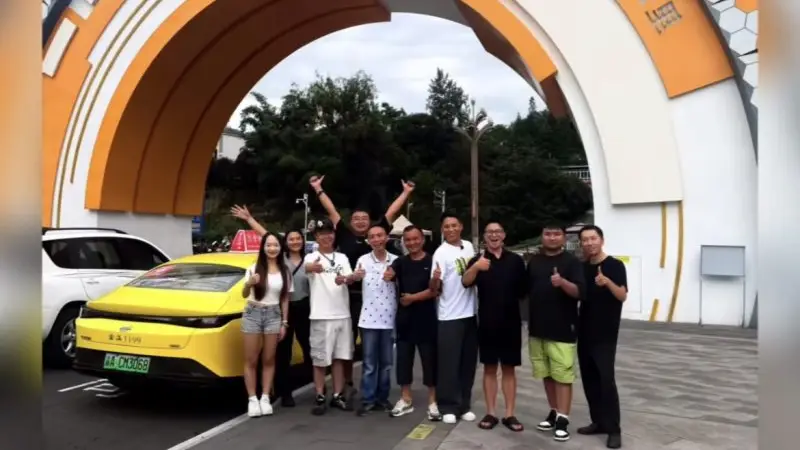 重庆“黄色法拉利”再度携粉丝“打表进藏“，女孩带父亲遗照去看“爸爸亲手种的绿柳”