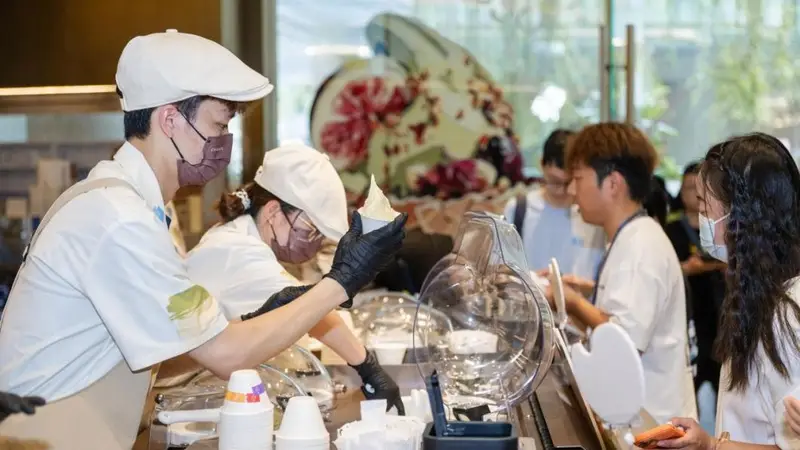 这届年轻人，为何越来越爱逛奶茶店？