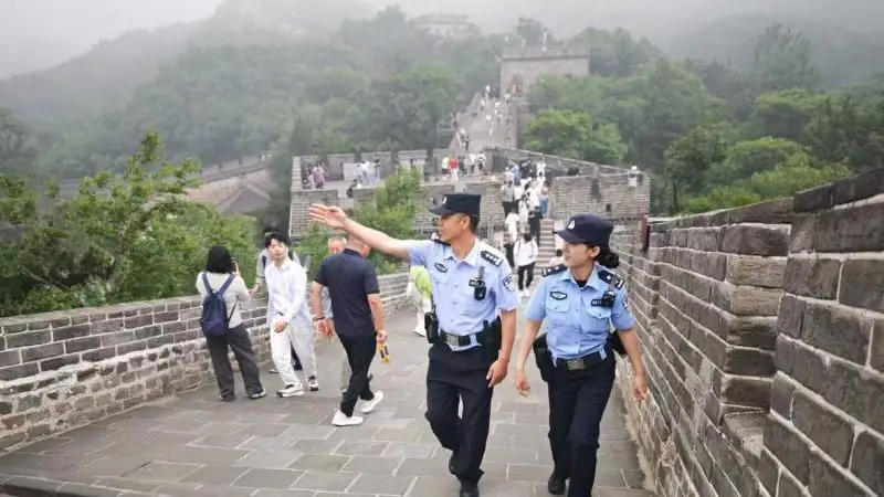 八达岭长城景区暑期客流攀升 北京延庆警方多警种联动护航平安出游