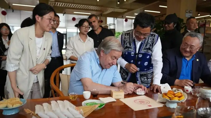 东西问·知味东方丨联合国秘书长手作的云南下关沱茶,藏着什么样的“中国味”?