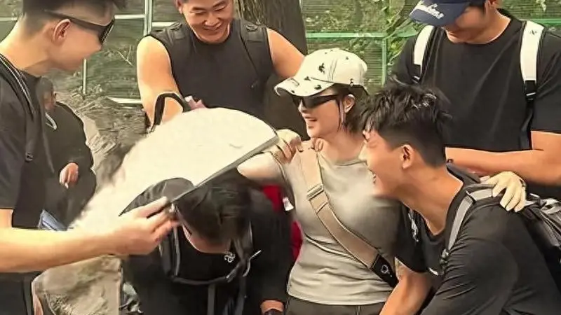 泰山陪爬还是陪“睡”?牵手加钱公主抱另算,这山爬得太暧昧!
