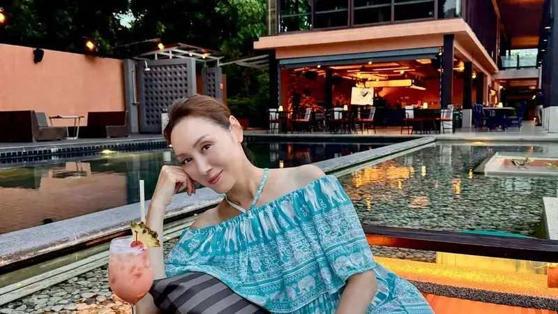 香港知名女星罕晒泳装,56岁身材紧致,与16岁爱女同框似姐妹