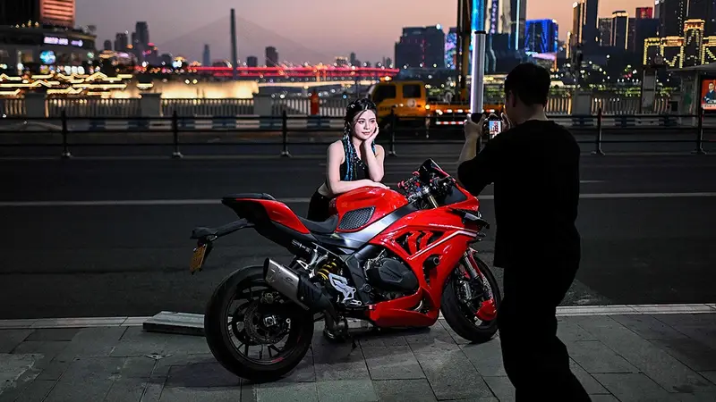 法媒：外国游客追到重庆拍摩托车视频