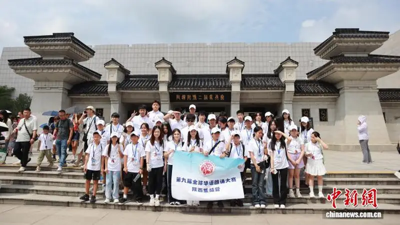 华裔青少年古都制作“迷你兵马俑” 以诵传情感悟历史