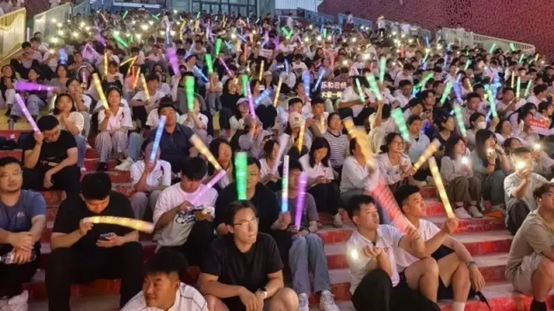 不搭舞台不围栏，新疆“没有屋顶的音乐会”成游客新宠