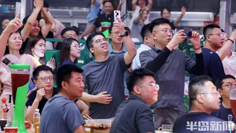 音乐起，人潮嗨！啤酒城夜夜“音浪”不停