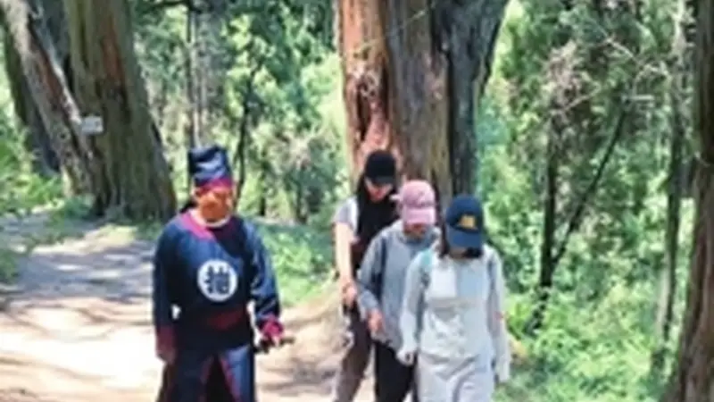 “捕快大叔”古蜀道“押送”游客火了
