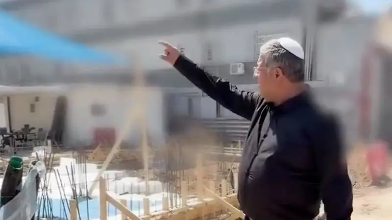 外媒:不顾谴责,以色列极右翼部长高调展示正在建设的绞刑架